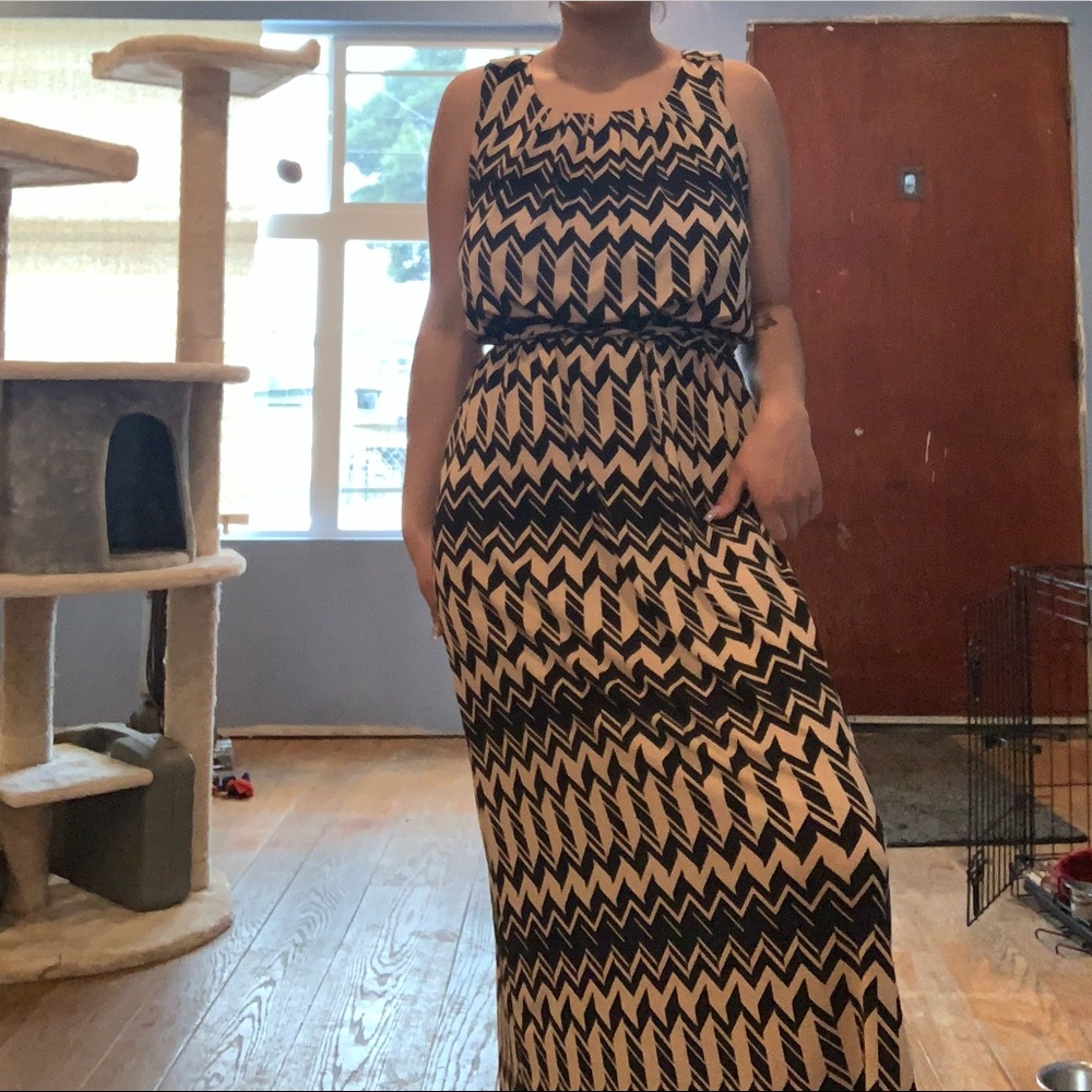 Beige and black sun dress 🎞